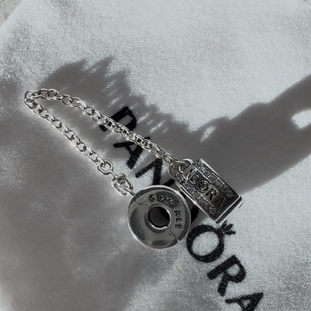 Pandora clip on style safety chain silver
